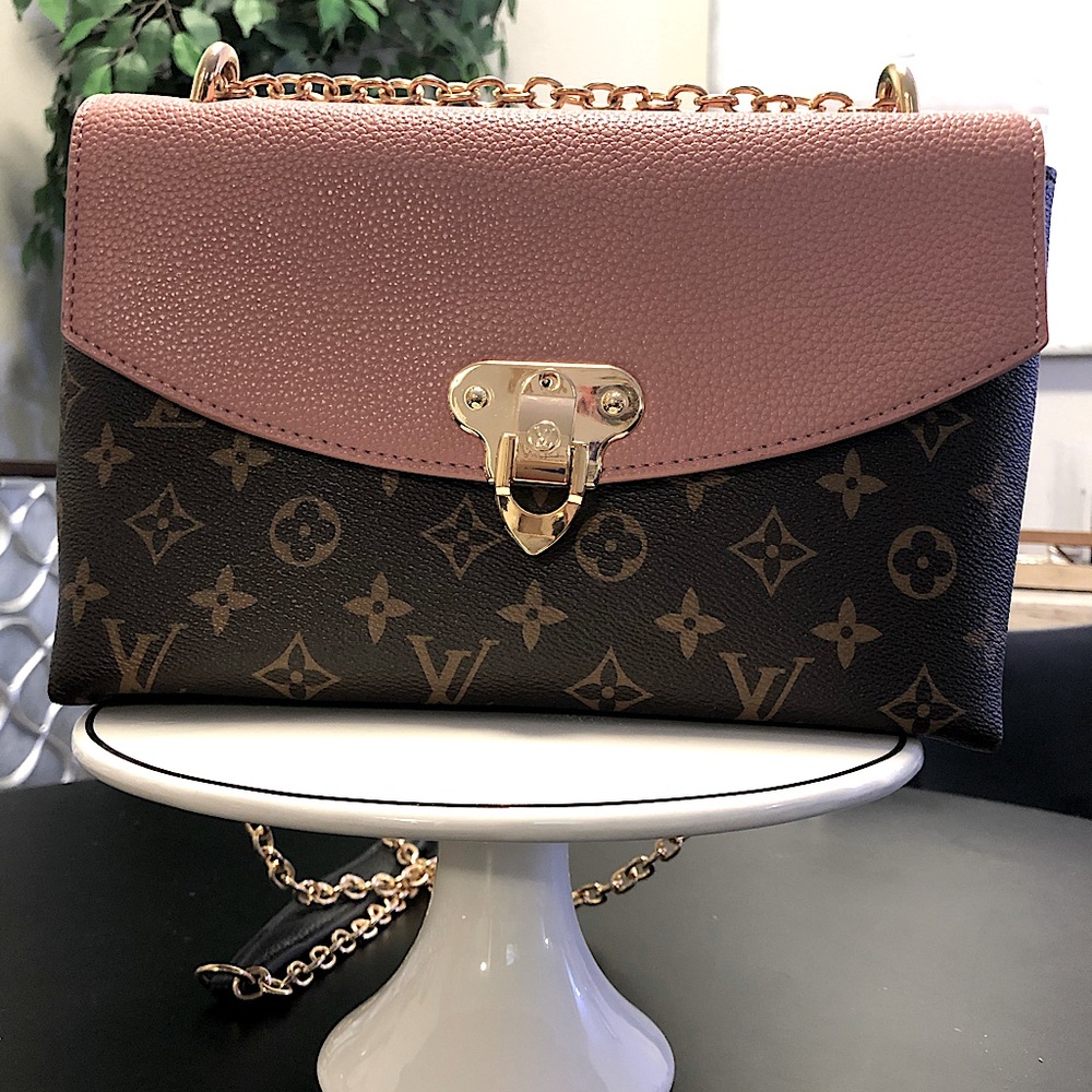 Medium size shoulder bag